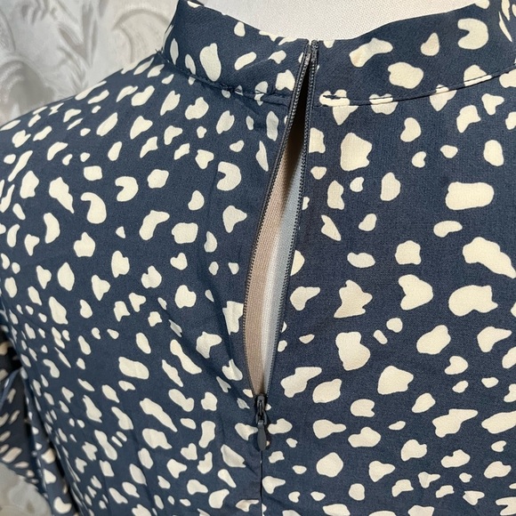 Feel In Blue & Creme Printed Top With Ruffled Hem - Picture 4 of 7